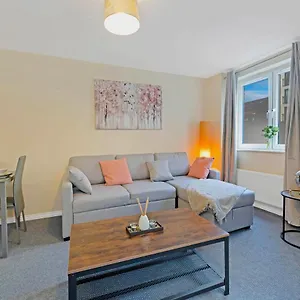  Apartment Modern & Spacious 2 Bedroom Serviced Next To Lochend Park - Private Underground Parking & Lift Available - Close To Centre